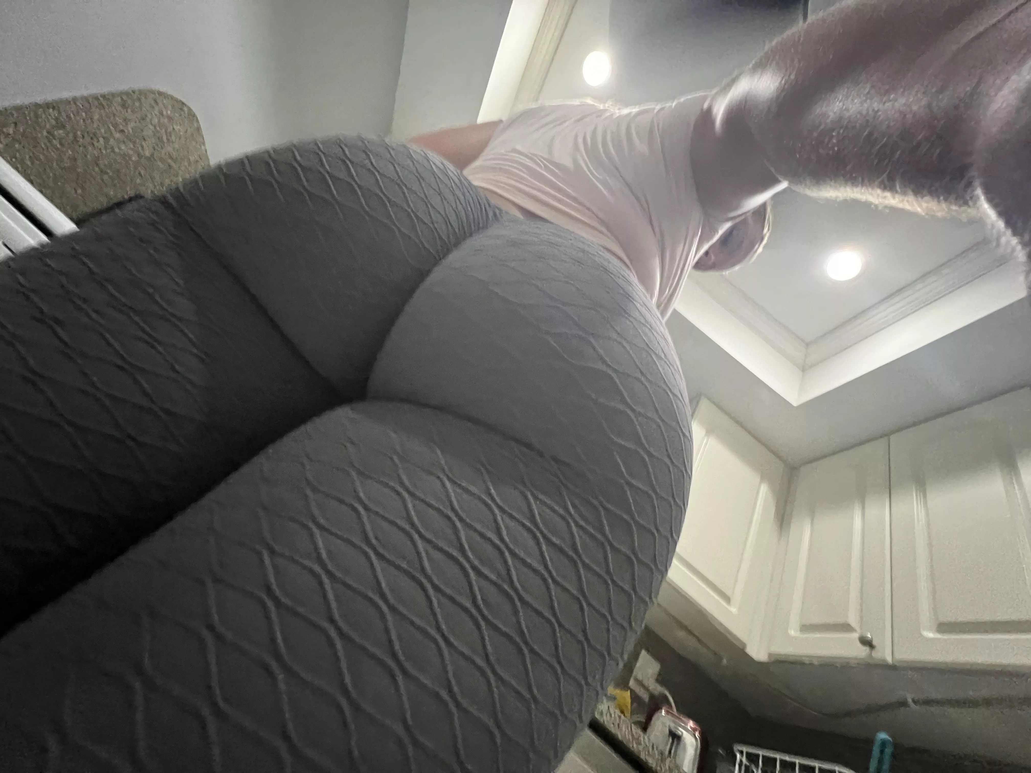 These leggings are officially too tight ..but goddamn do they look good anyway .. posted by bigduchvip