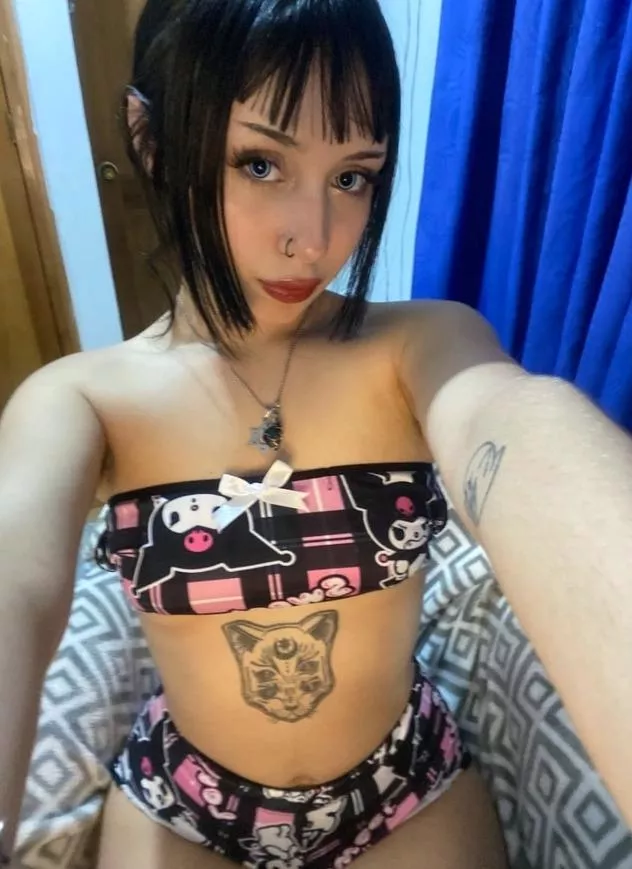 18, 4'10, 90lbs... Am I too small for older men? (18F) posted by RyzenStar