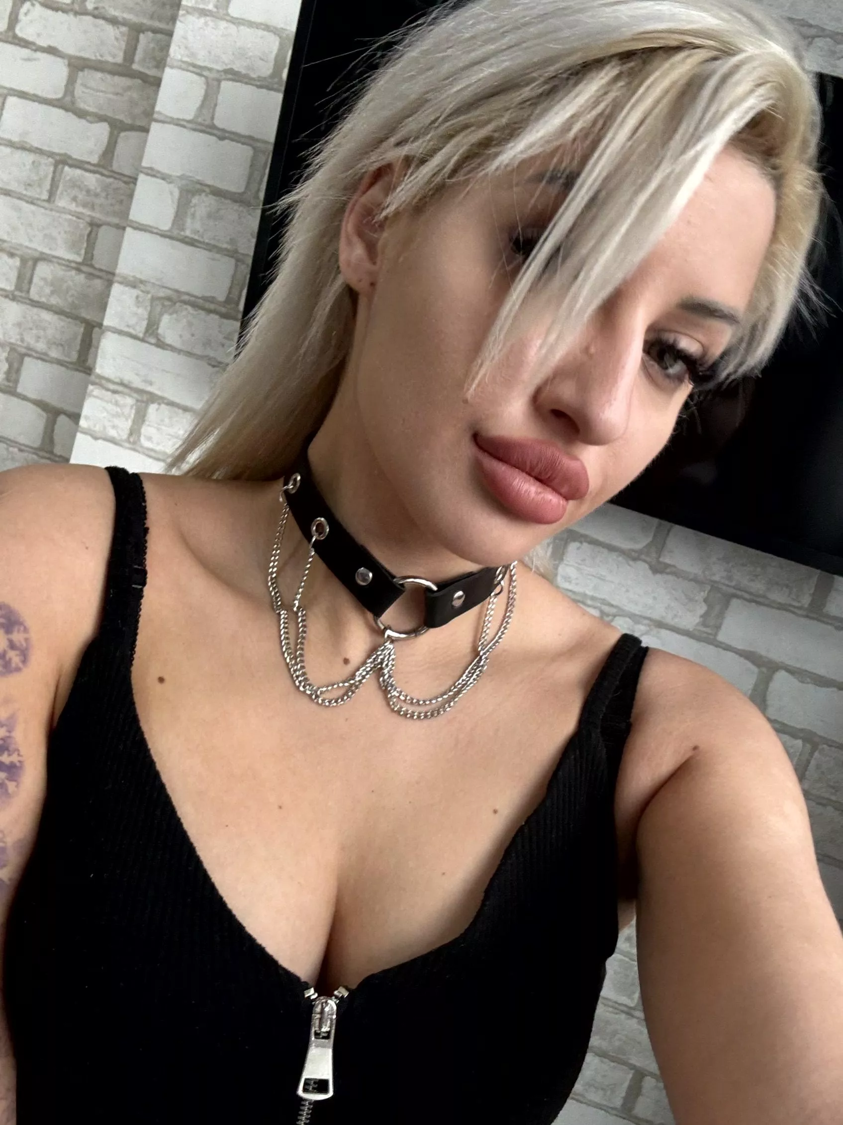 Collared beauty in need of discipline posted by emimur