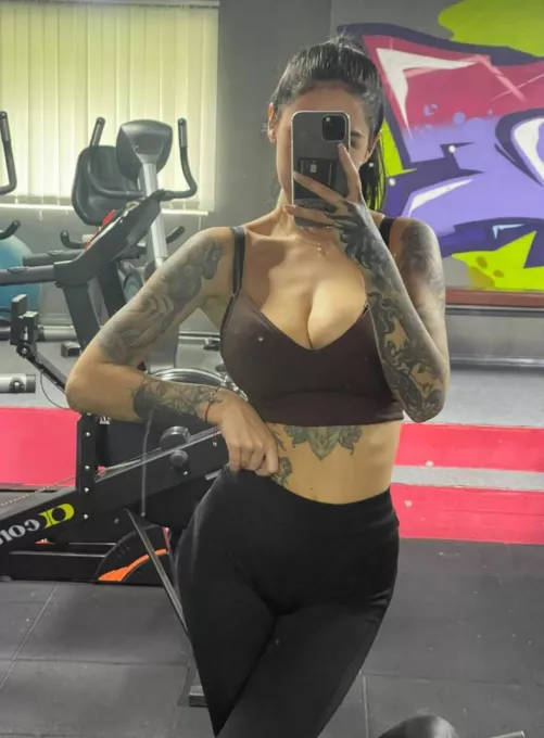 Everyone at the gym is looking at those twins. by TanyaBahtina