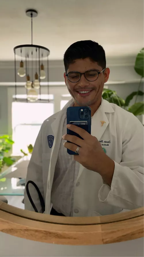 Gay student doctor interested in lgbt health 🏳️‍🌈 interested in making friends :) by MedStudent1997