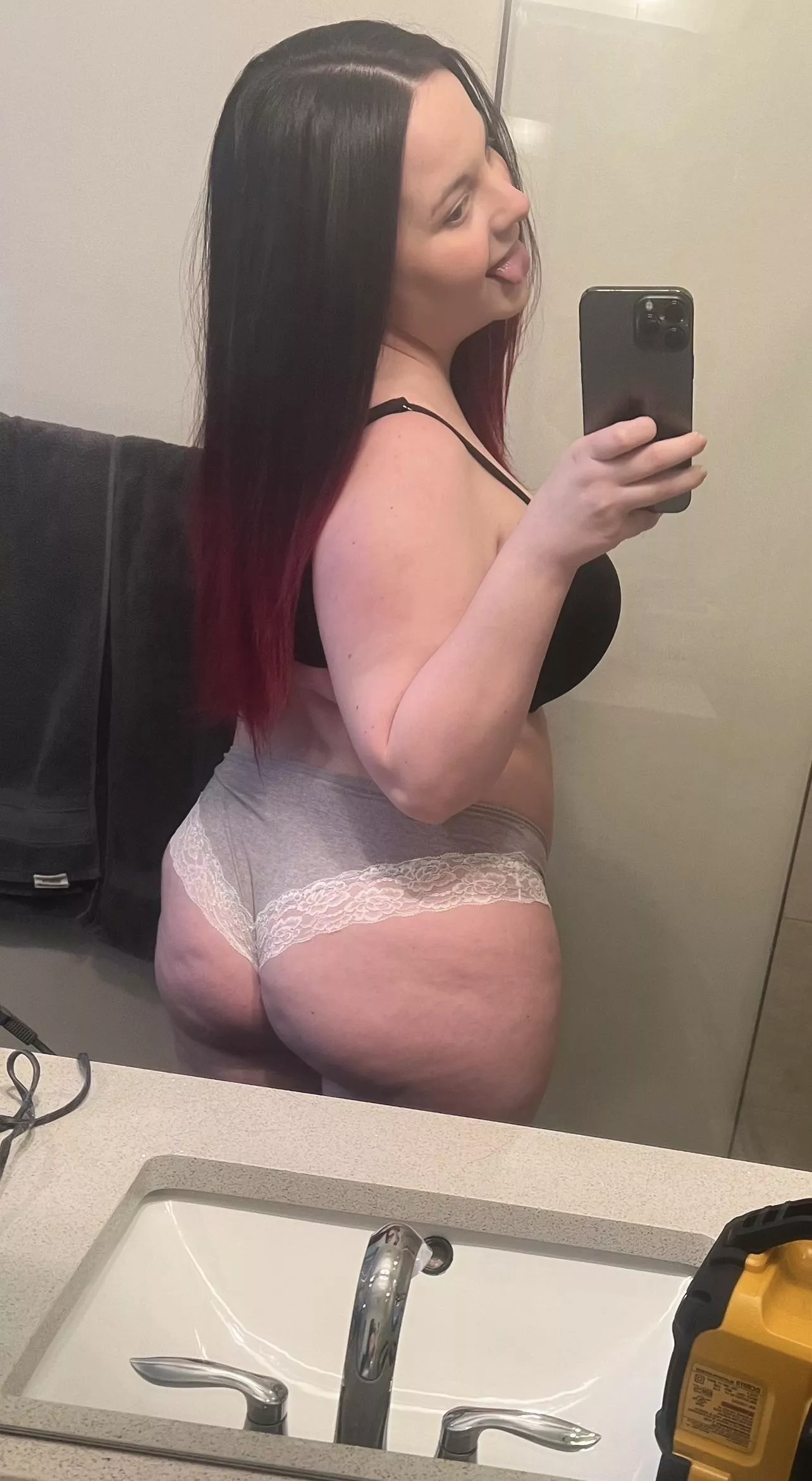 Good olfashioned mirror selfie posted by SierraNyx