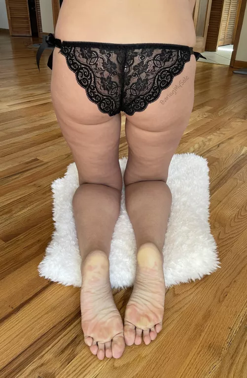 Happy hump day feet lovers by _BaringMySole_