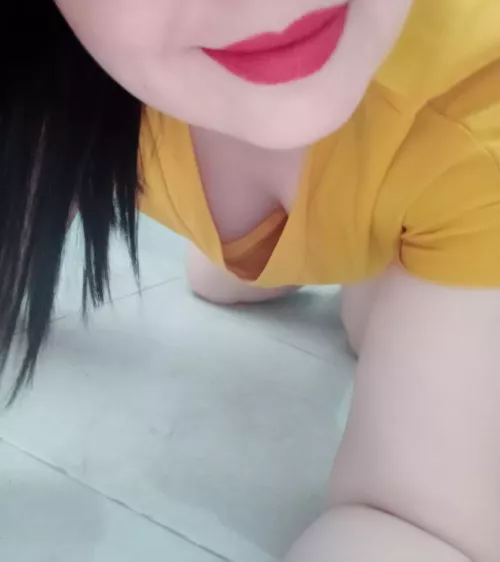 Hey babe - Dropped something or just wanted to see me on my knees by Seductive_Samyra