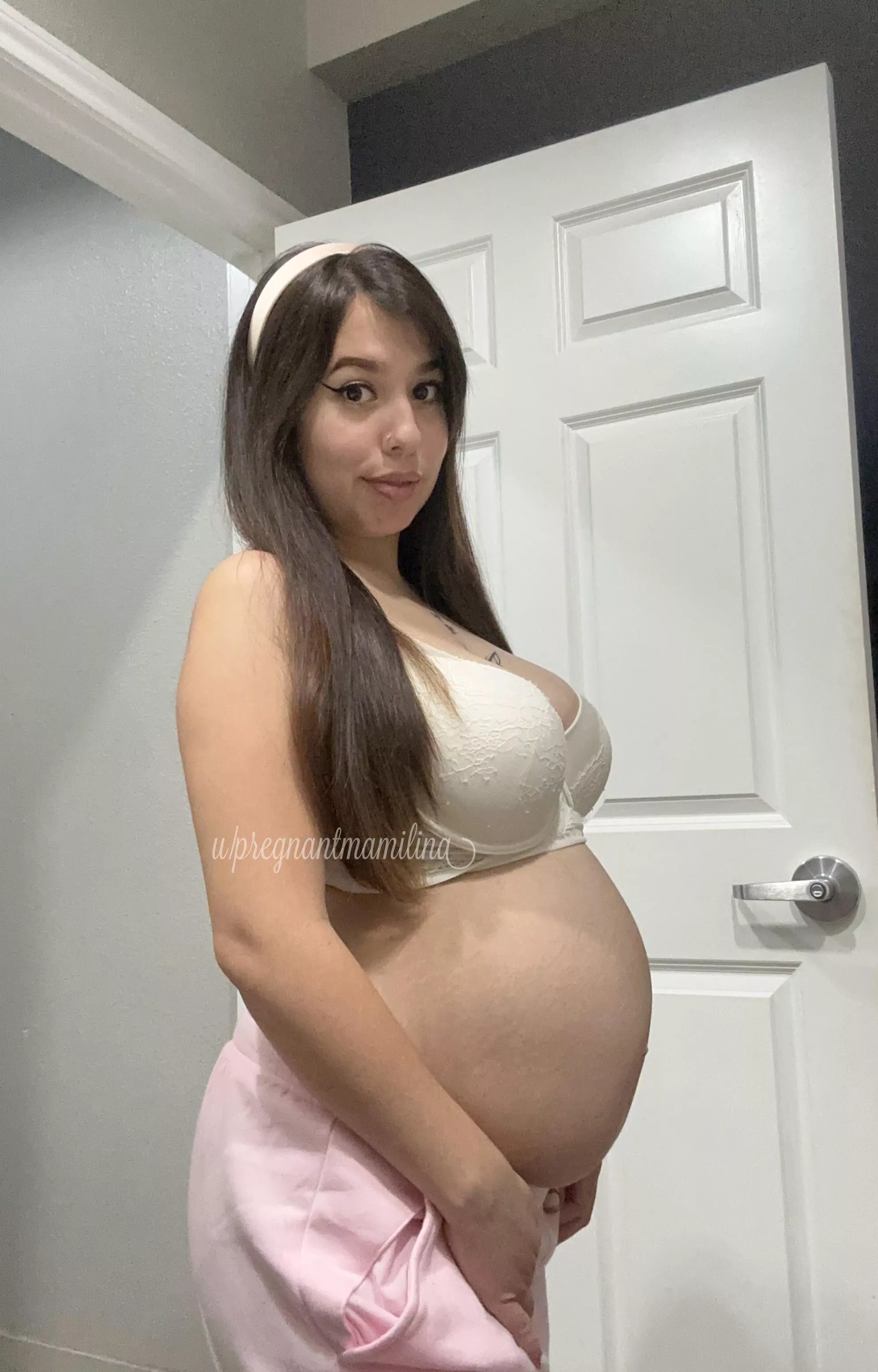 How does my 20 week bump look to you? 🤭🥰 posted by pregnantmamilina