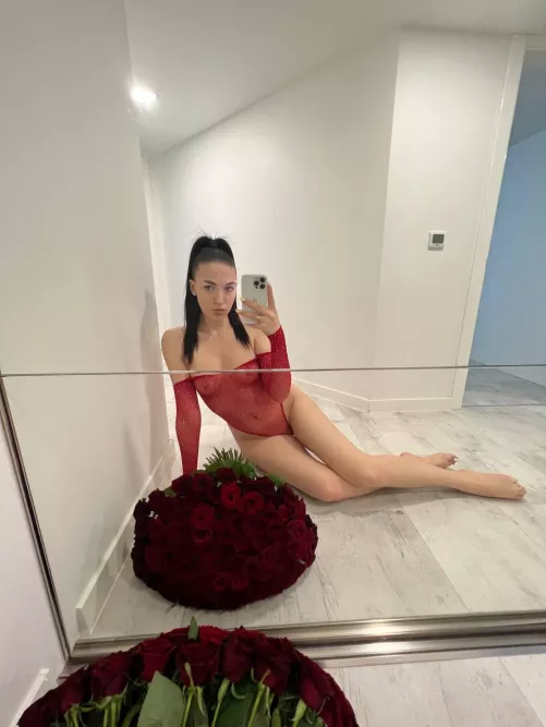 i'm so good looking in red by flexible_snak3