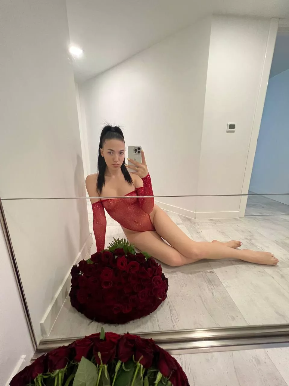 i'm so good looking in red posted by flexible_snak3