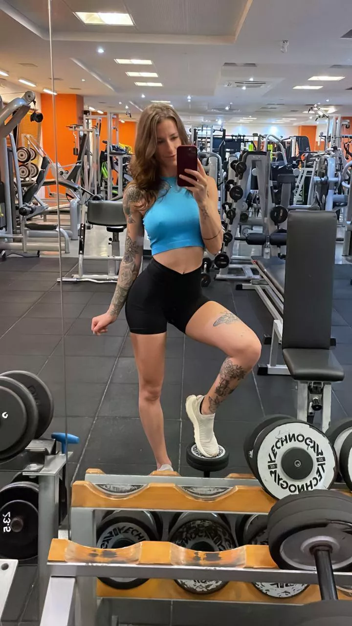 Never skip leg day (f) posted by xx_blakebailey