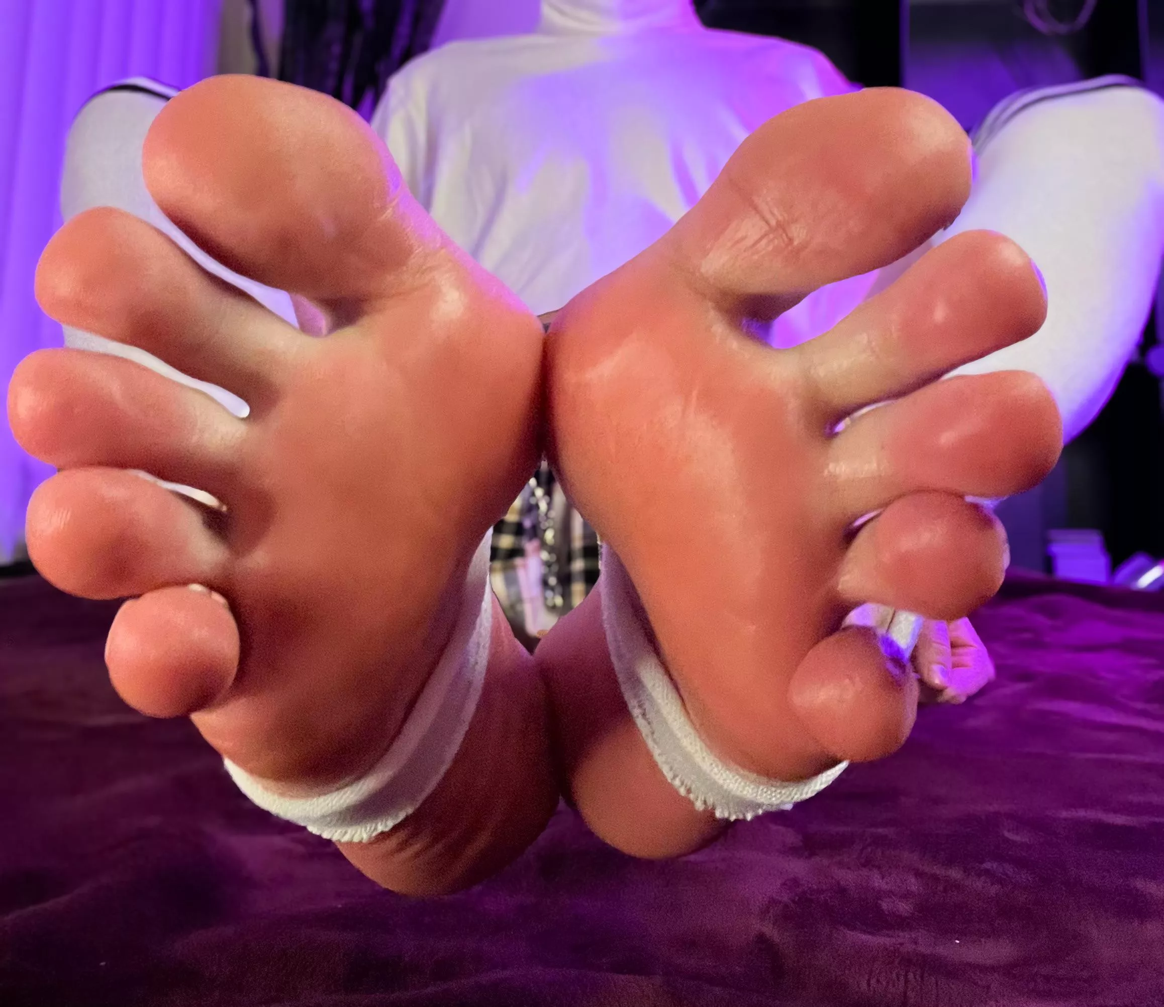 who’s gonna use this foot pussy? 💦💗 posted by insd9_9