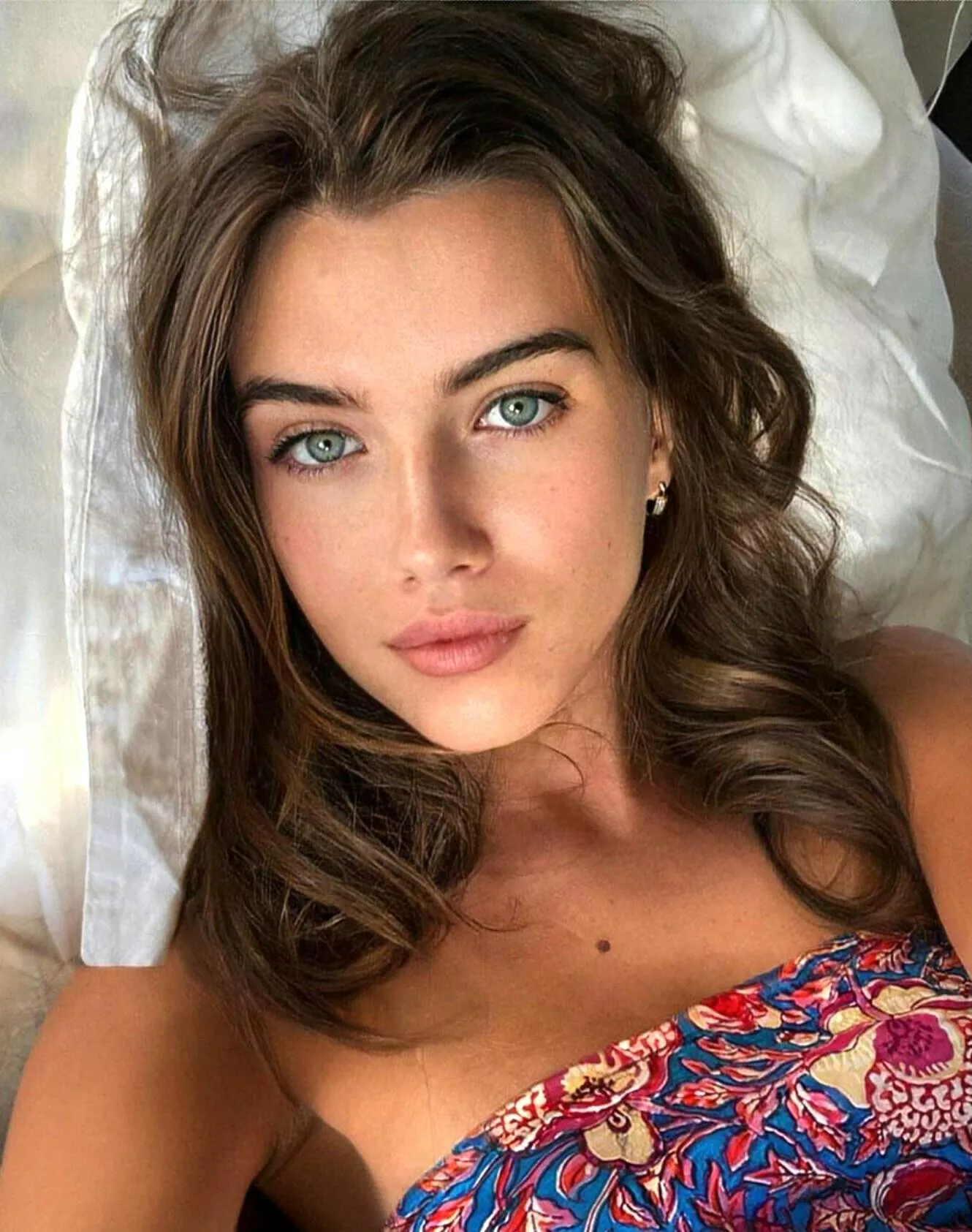 Claire Molin posted by qwer5r