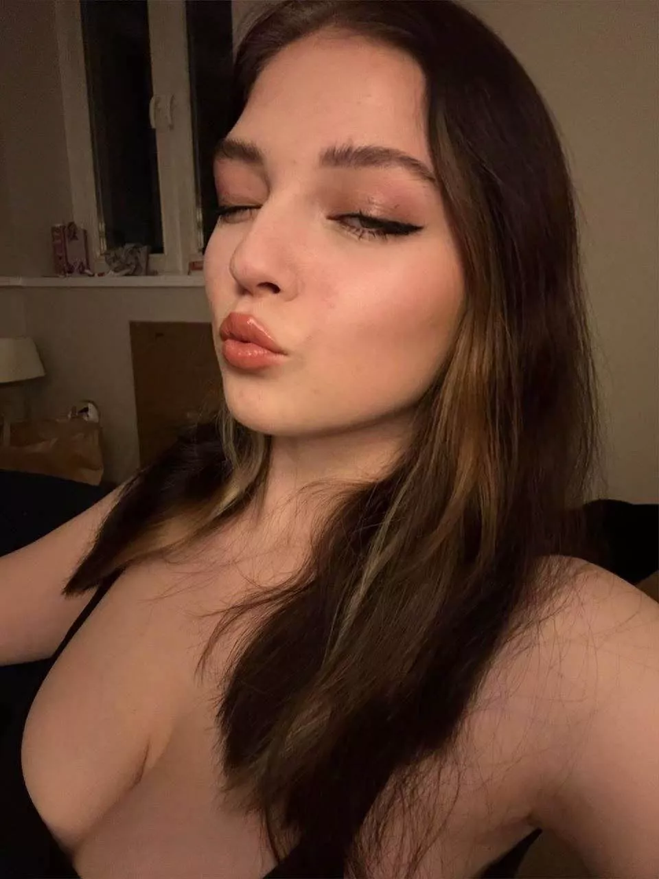 Classy girl loves kiss posted by Magic_Lillyt