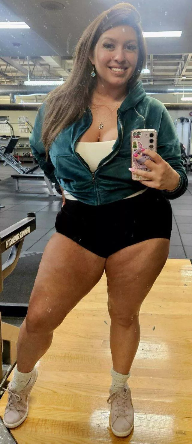 Do you like moms with thick thighs  posted by Babylittlelo