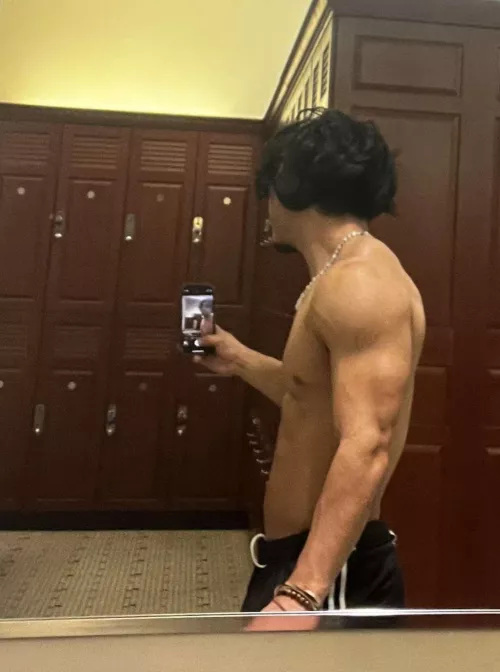 Huge straight cock need a new skinny toy to pound 😈 send pic for snap by BigHandsonSmallWaist