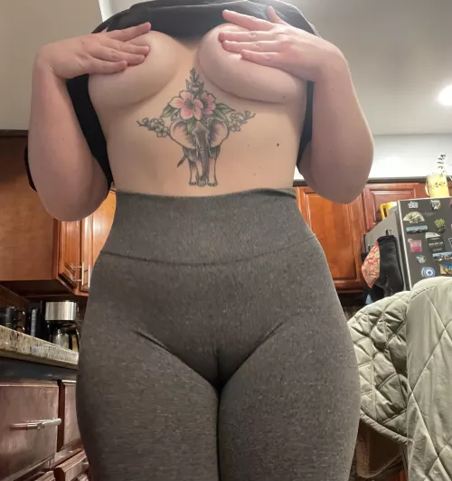 I love wearing leggings to the gym so I can show off my camel toe by lulbabymar