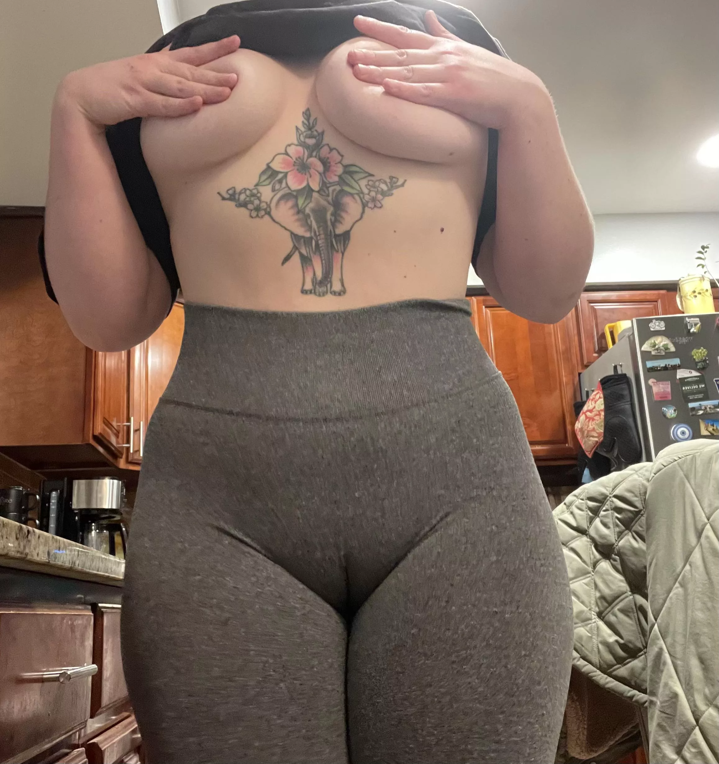 I love wearing leggings to the gym so I can show off my camel toe posted by lulbabymar