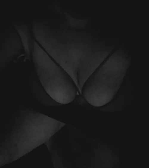 Peekaboo - can you see me? 41yo Radelaide milf by kuriousaussie