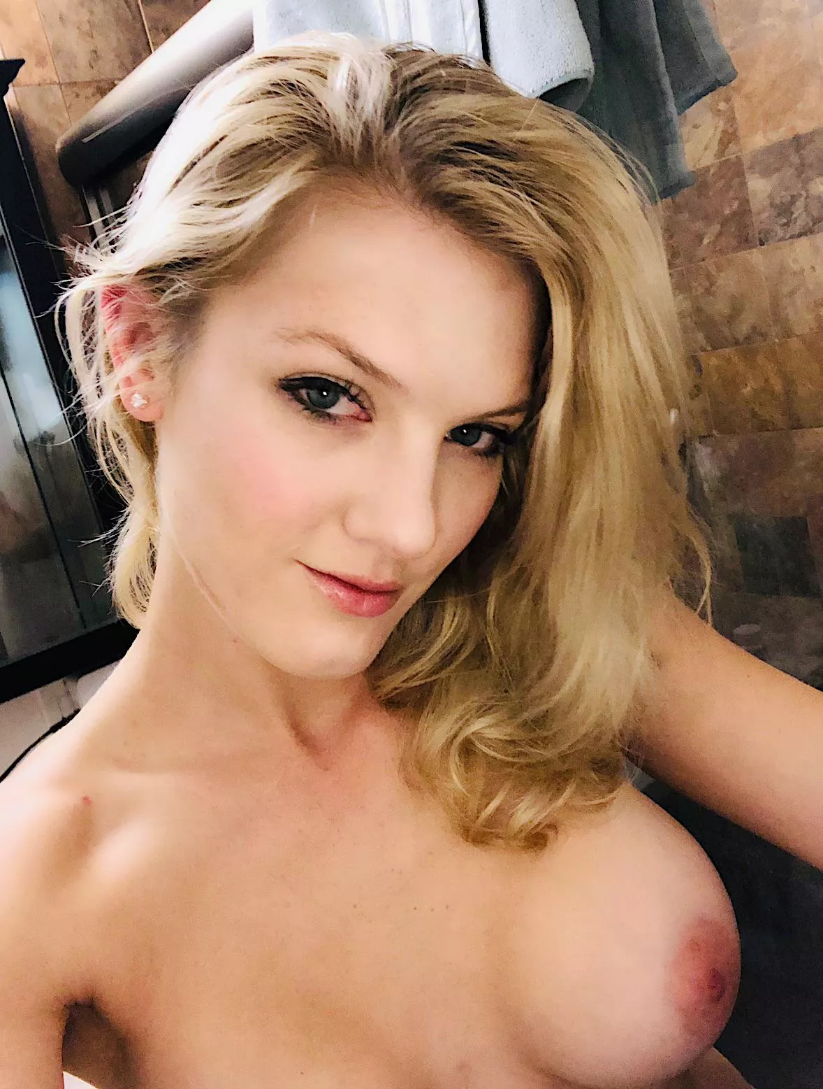 Thought I'd send you a quick selfie before I get the kids from school.  posted by onlymadisonmae