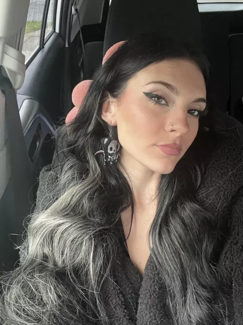 classy girls are independent girls, do you think im right by Benedict_Batonghor