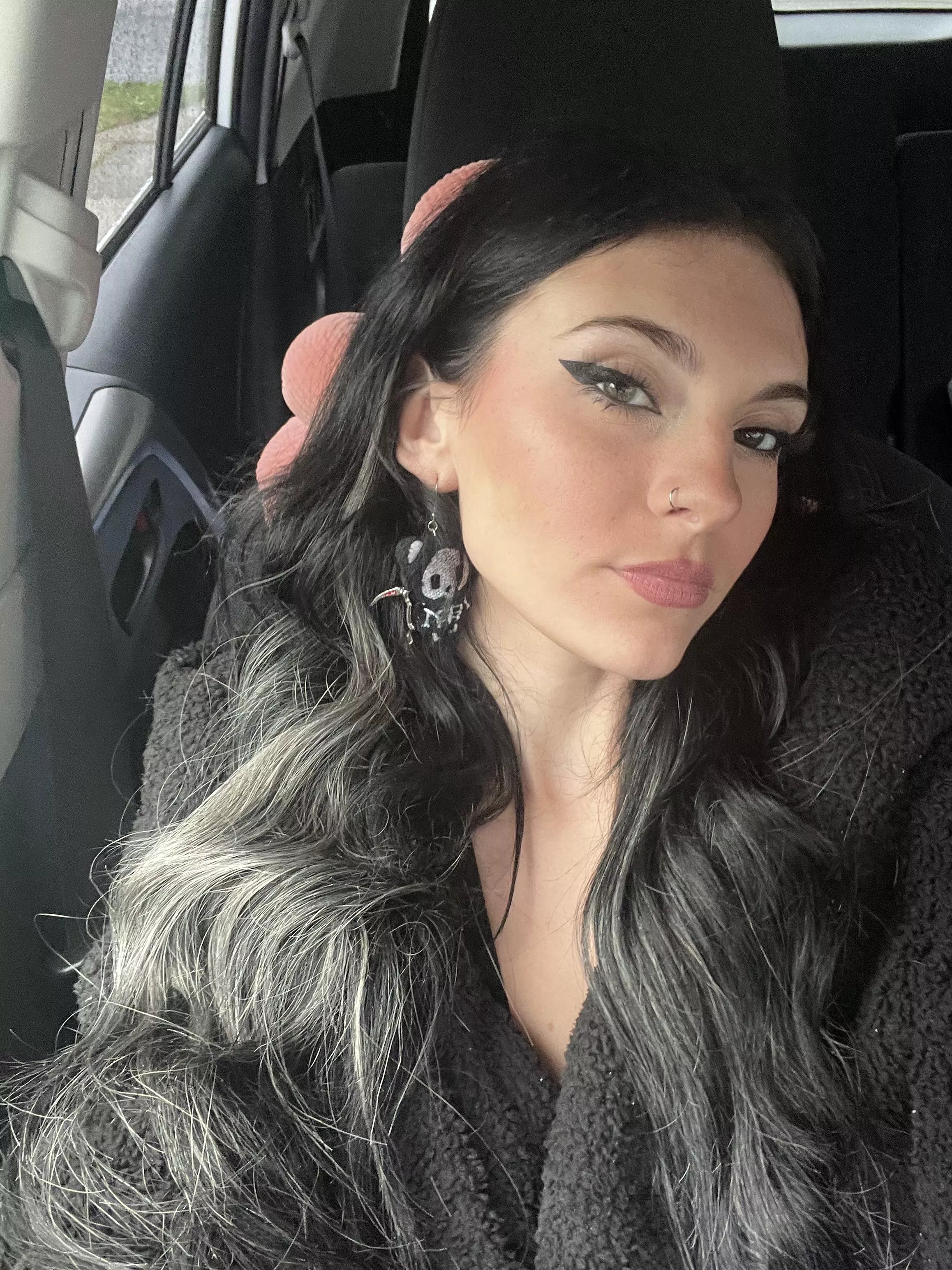 classy girls are independent girls, do you think im right posted by Benedict_Batonghor