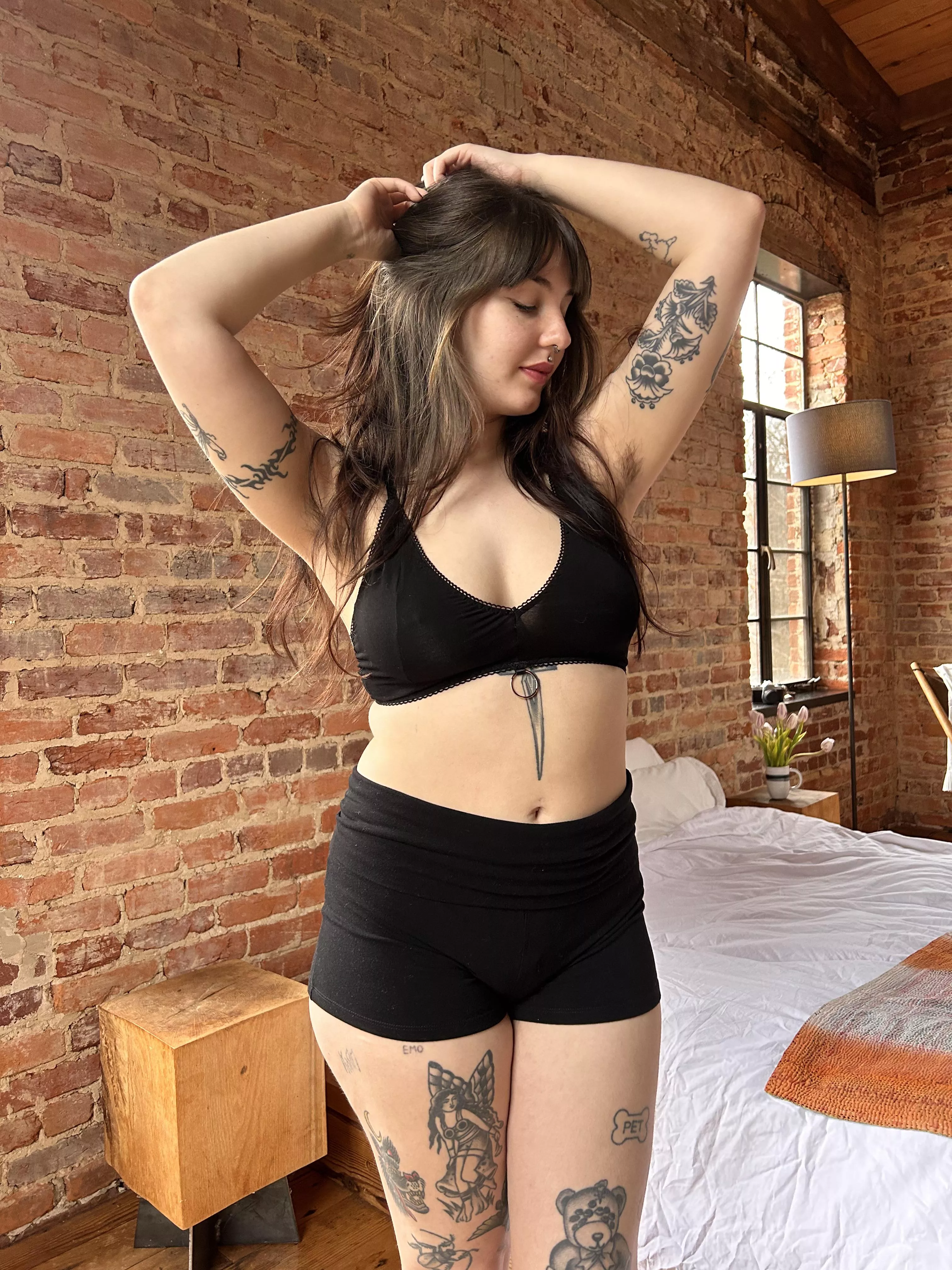 Hairy pits on a woman are just so sexy  posted by hatechapel