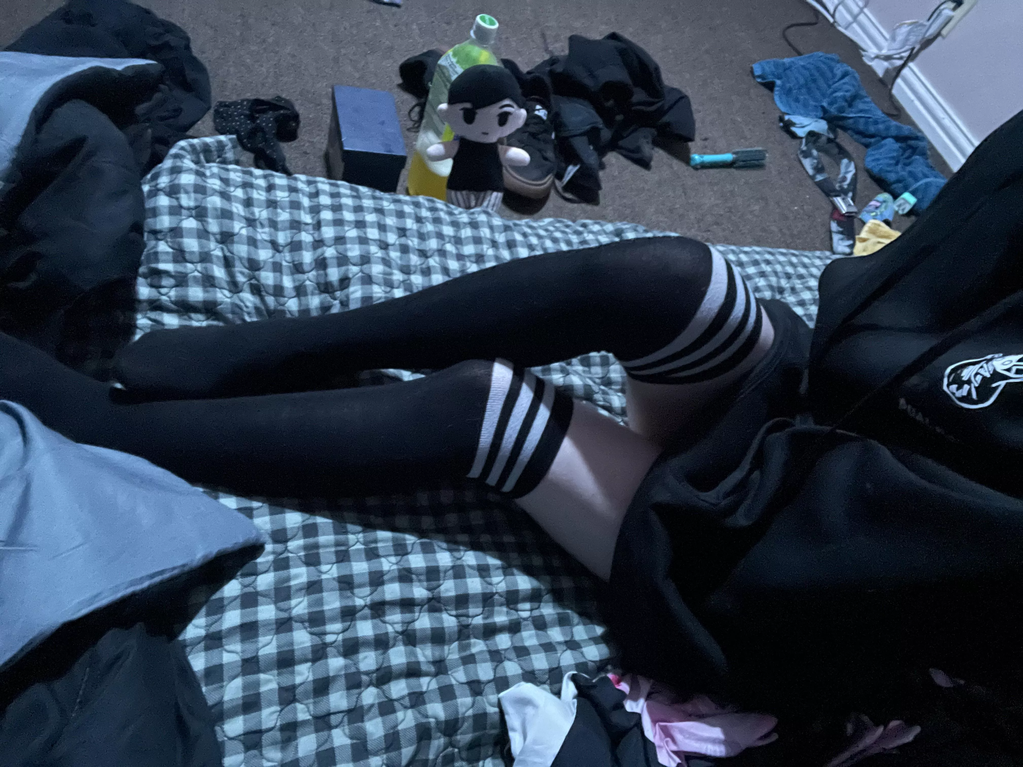 Legs  posted by Kisa_UwU