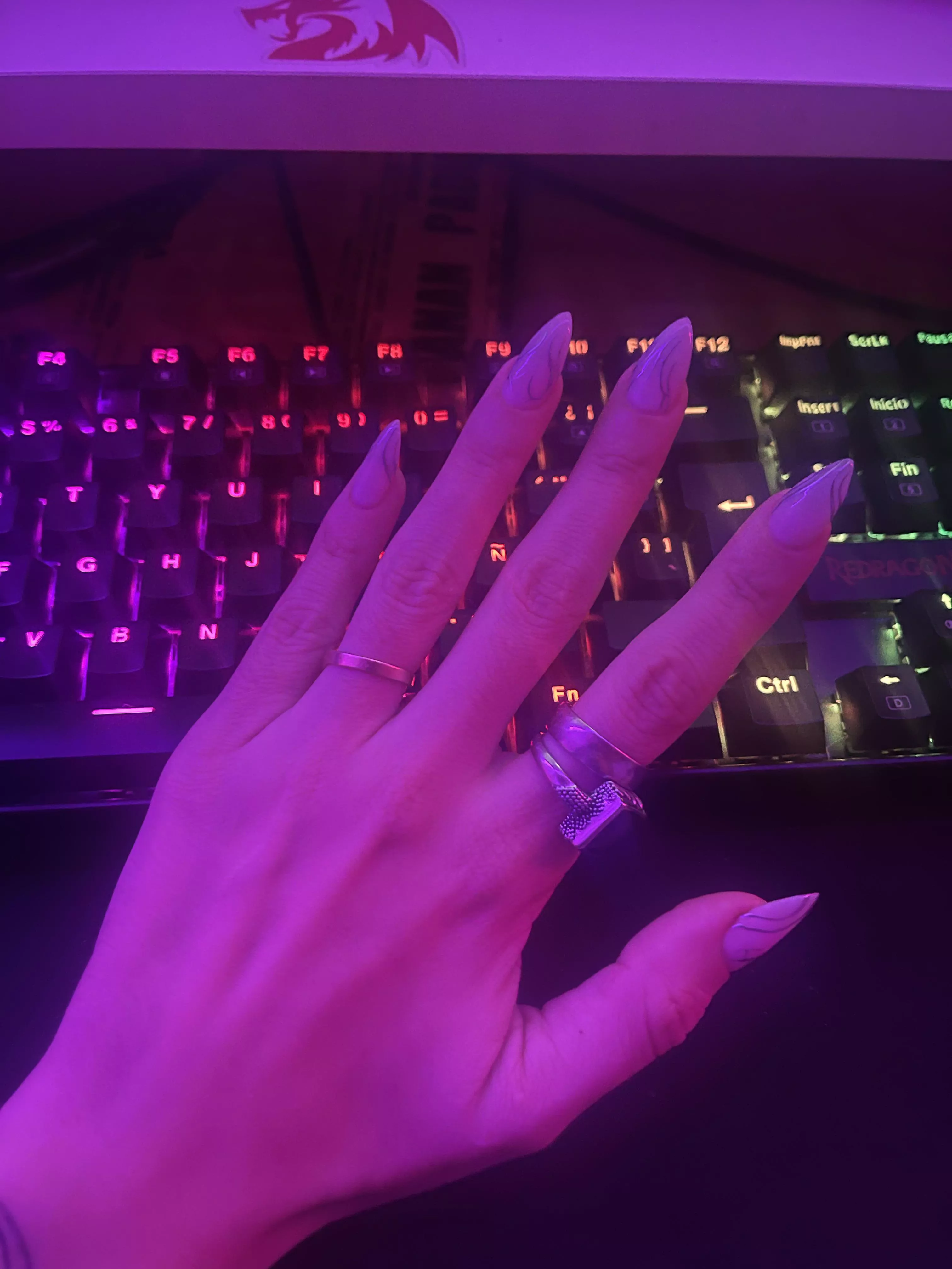 My natural sharp claws posted by Belgiancat_