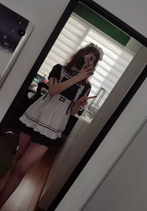 OMG GUYS GUYS GUYS I GOT A MAID OUTFIT!!!!!!!!!! IM LITERALLY SO GAY RN by Gekuul