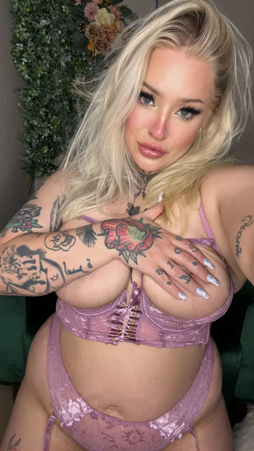 Sexy enough to attract your attention by kdilov