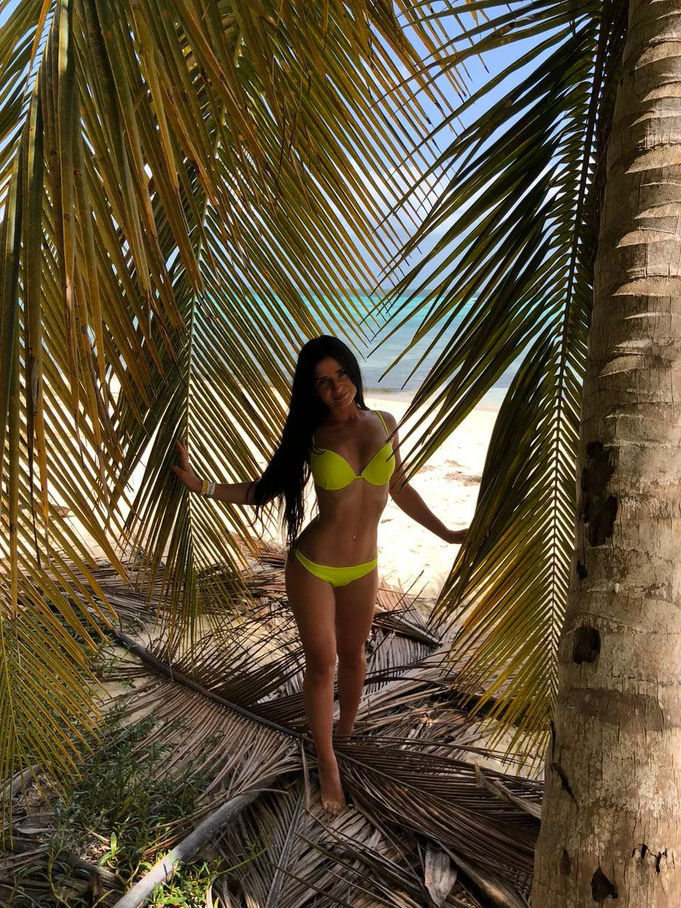 Tanned brunette posted by Ropidis