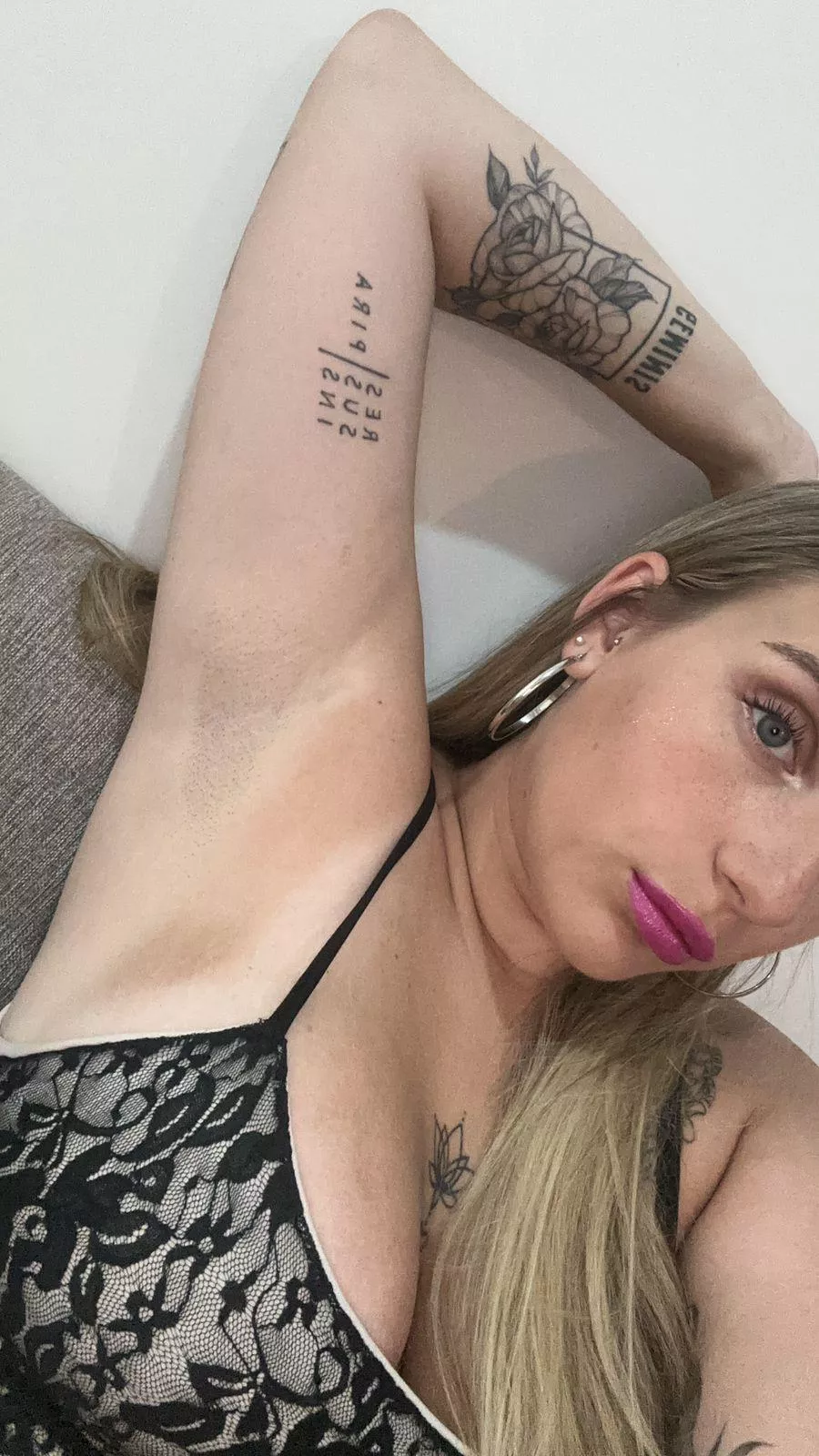 These armpits are waiting for a submissive to take it. posted by Candicexx4