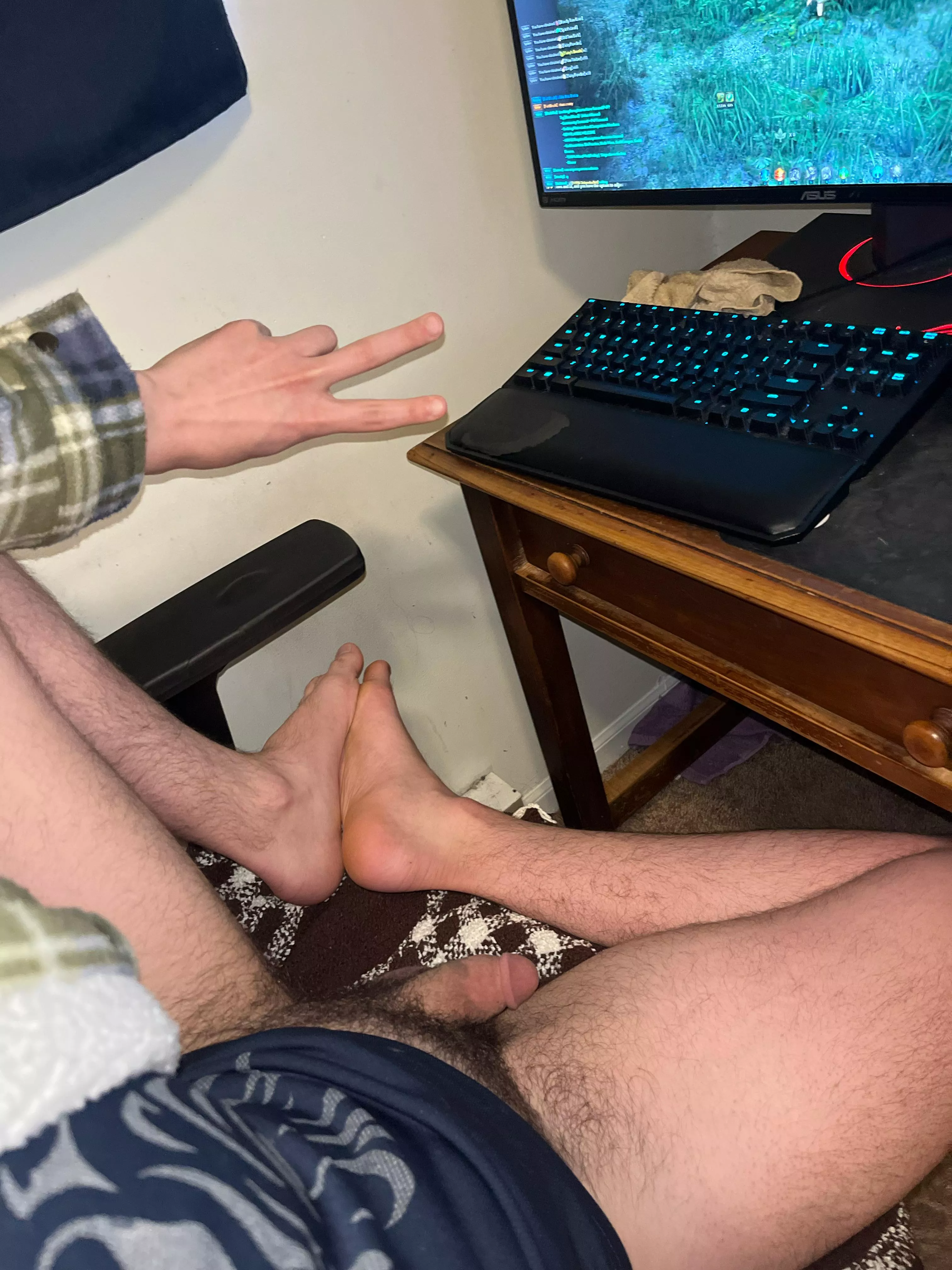 26 looking for actual long term gamer friend if you play league of legends, black desert or tekken 8 (NA) and wanna be chill friends and game hmu, pref stocky and around my age posted by needpissbro