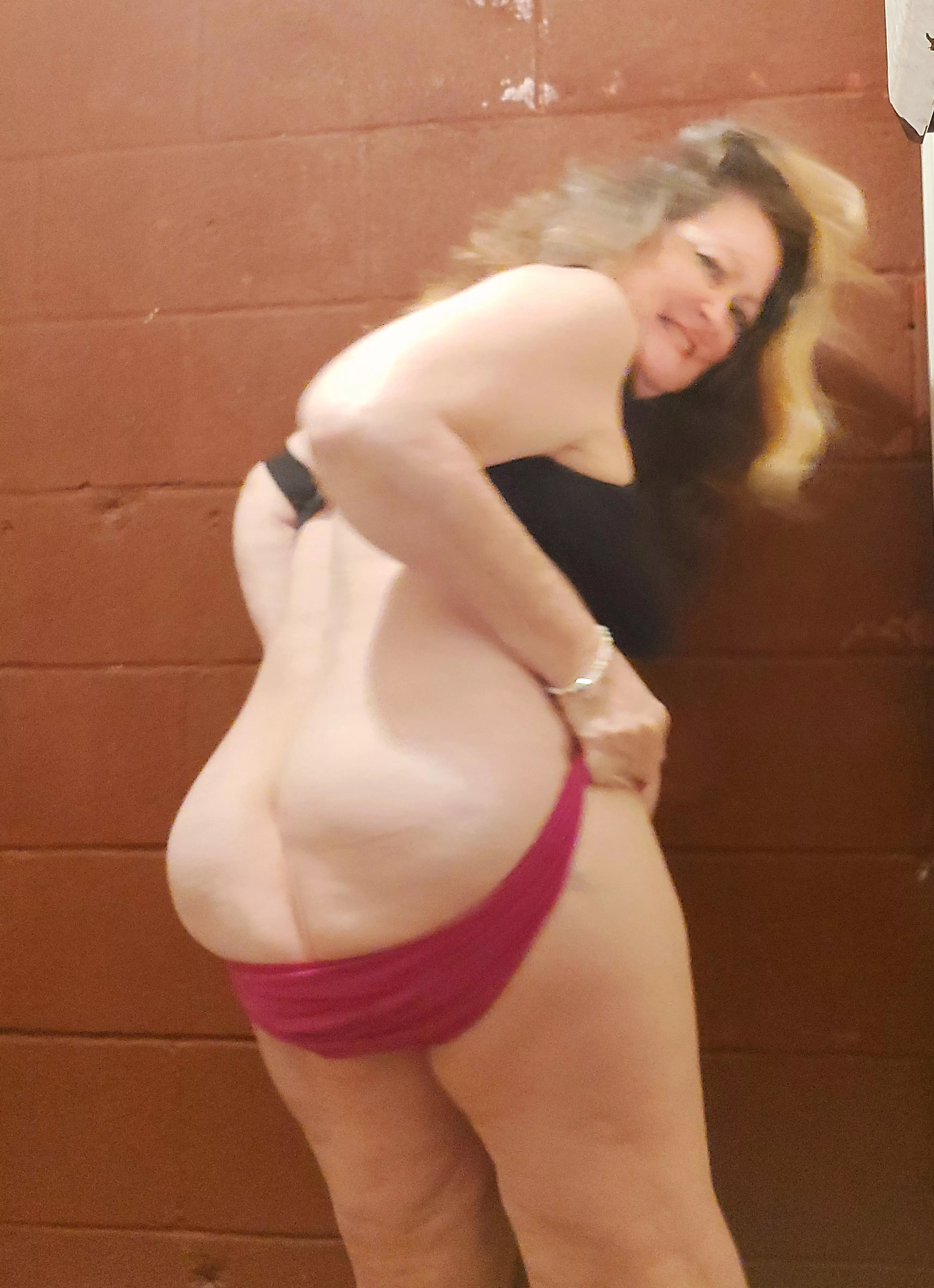 Come and see more of my ass and body posted by blondiedi1223