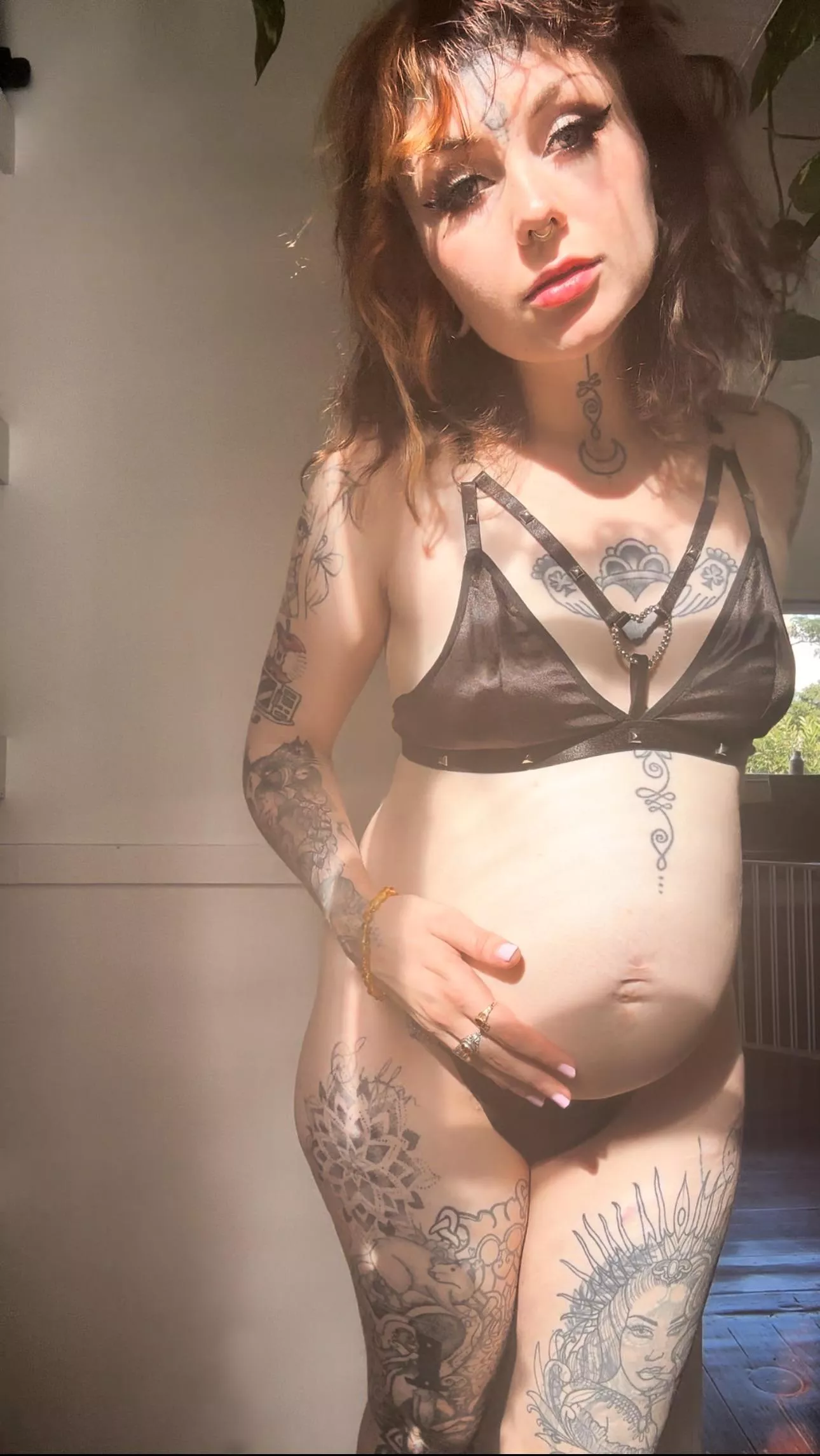 Getting some sun on my pregnant belly 🥰☀️🌞 posted by mikipixie