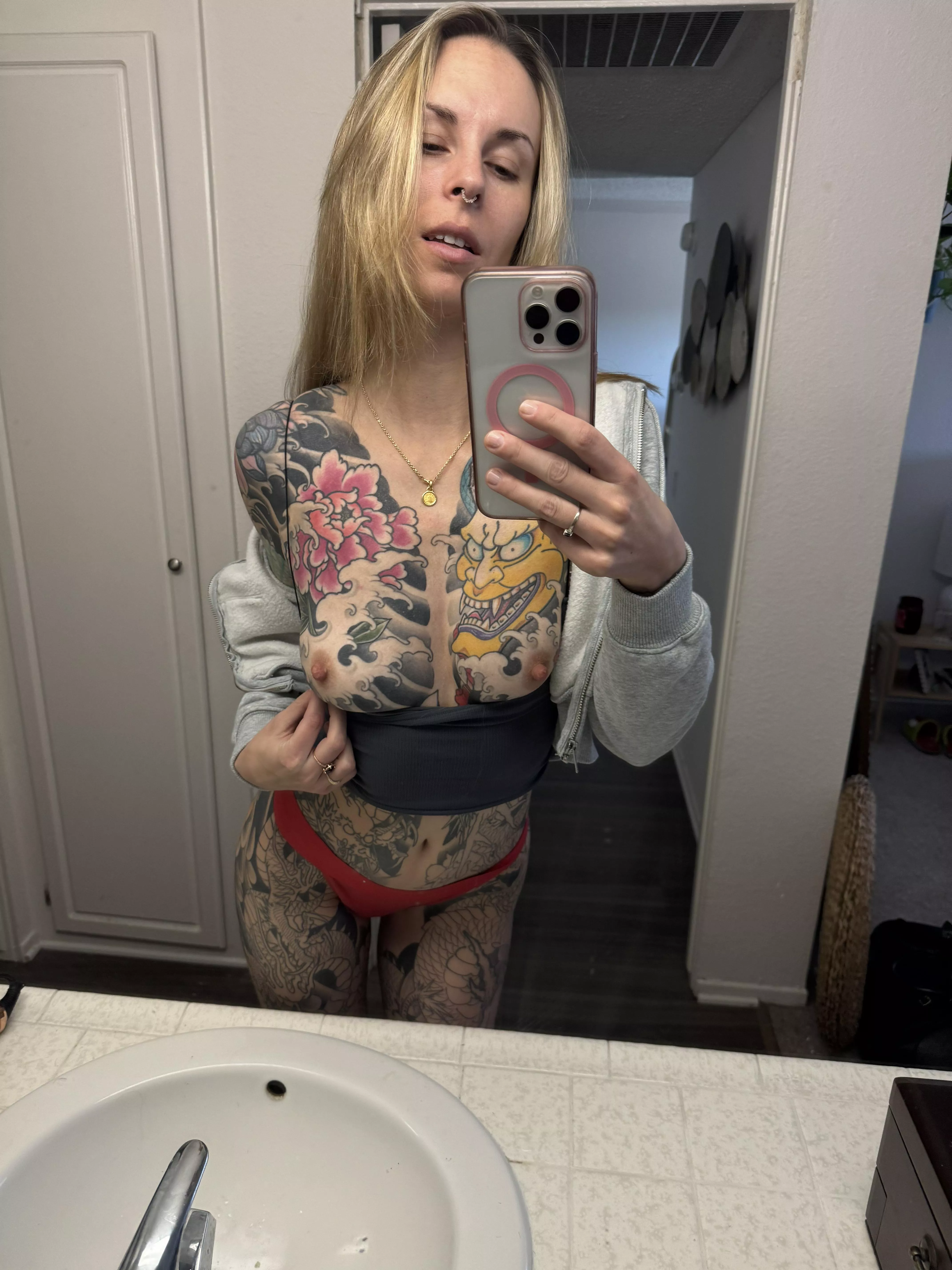 If I was your gf would you let me keep posting nudes on here? posted by kuzagirl