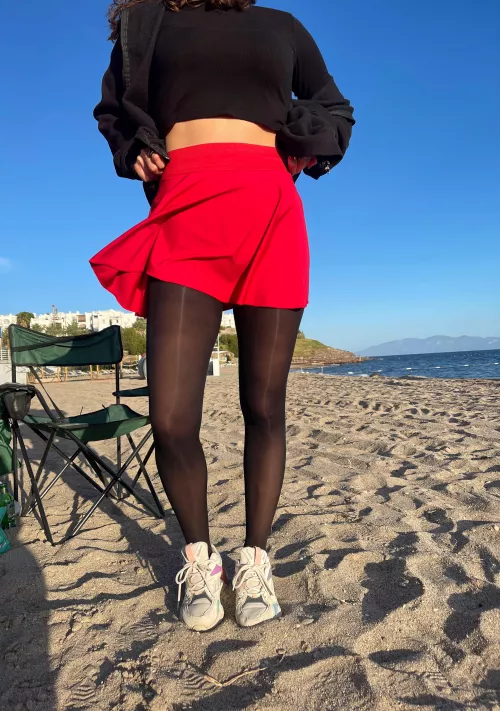 Pantyhose on the beach ☀️🏖️ by hosierypassion