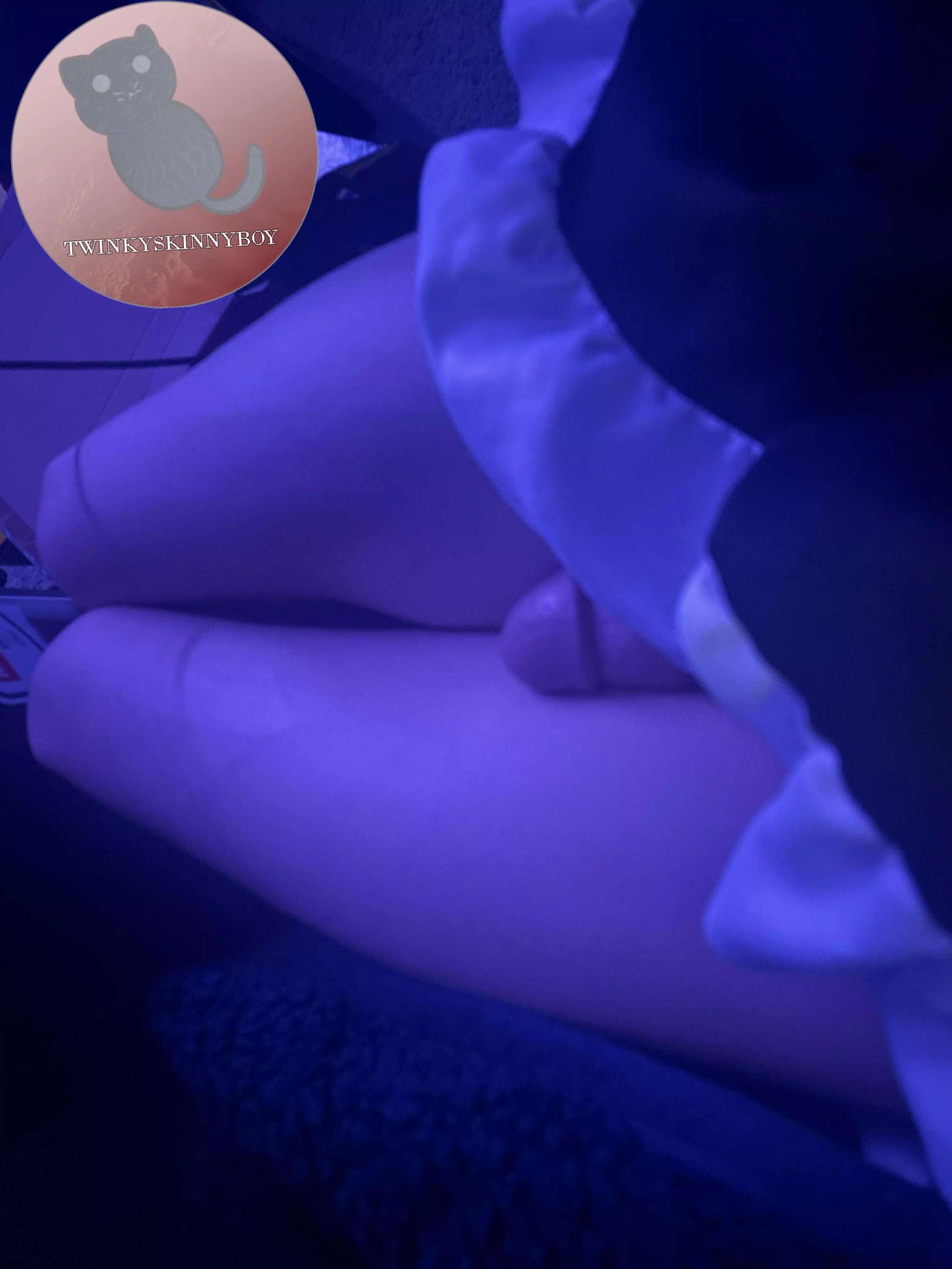 Peeking.. posted by Twinkyskinnyboy