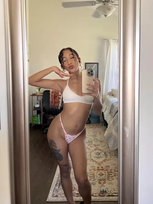 pretty face, pretty lips by yourbabyluvvv