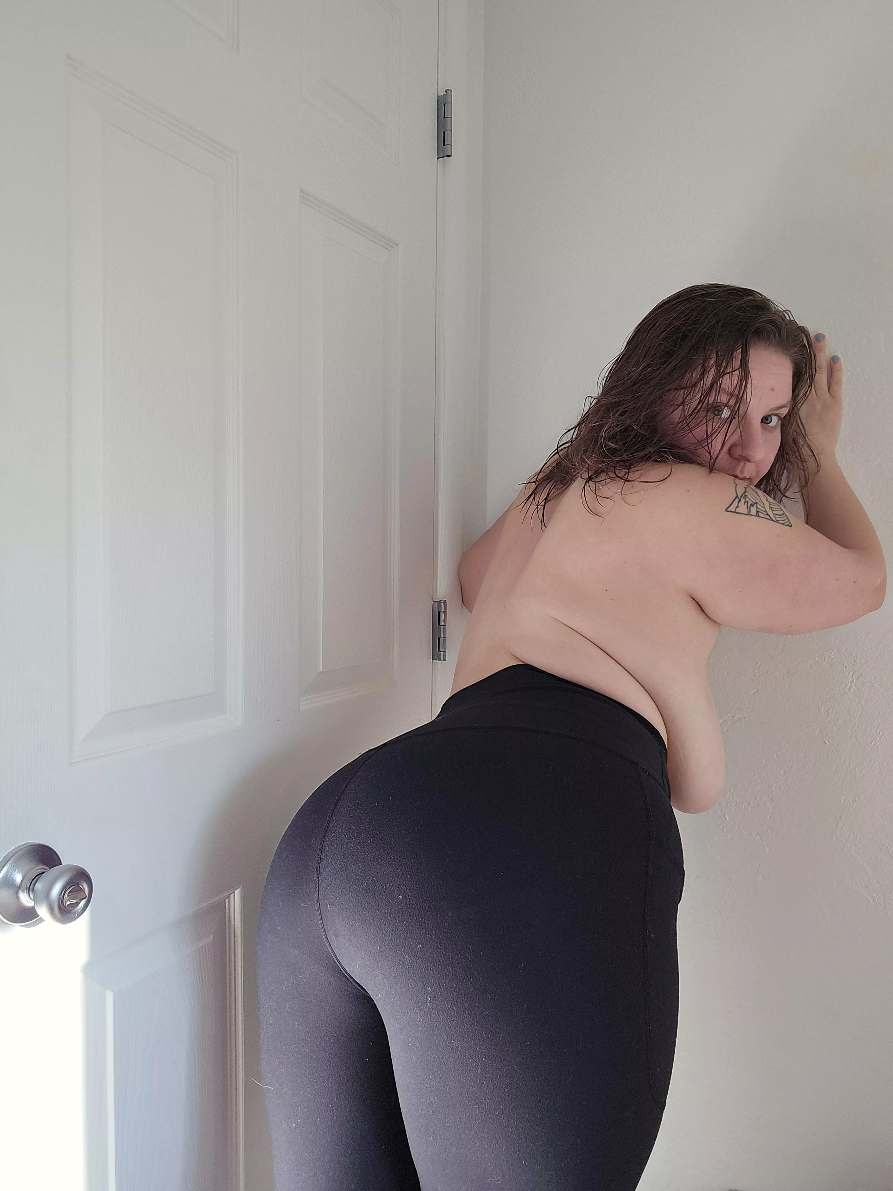 They'll have to pry my leggings from me, they're my obsession 🤤😻 posted by WillowSees