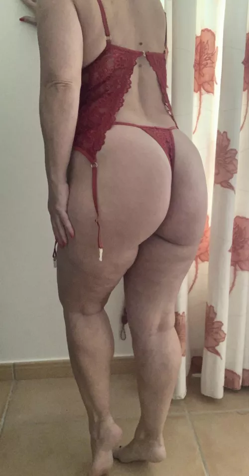 This is what a Milf looks like  by MrsSisiuxxx