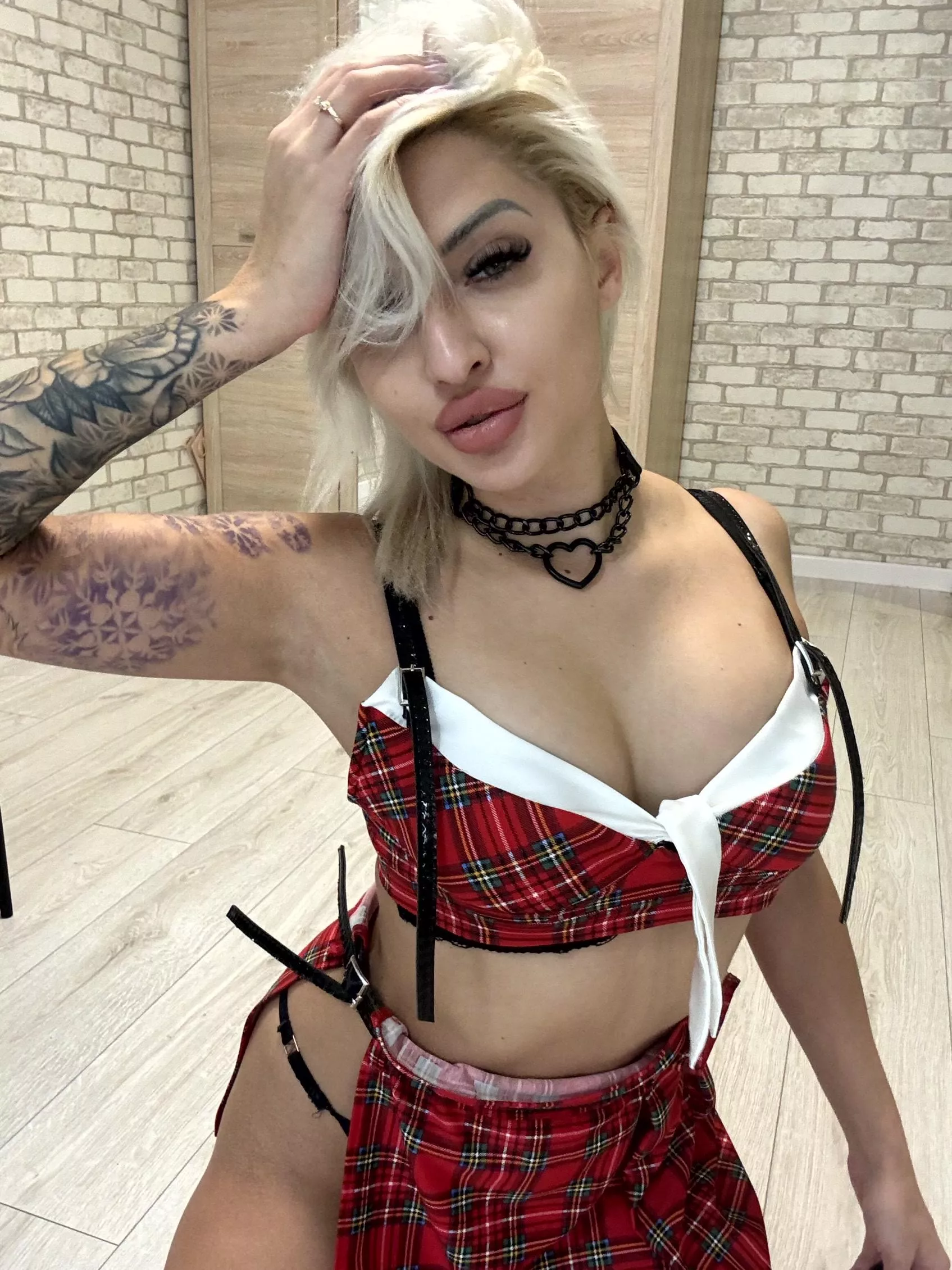 u can pull me from my neck band to band me hard 🥵 posted by favorable_reader