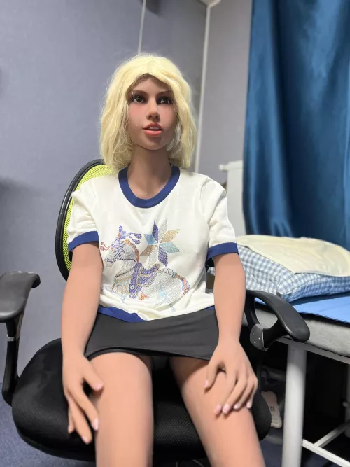 What do you think of her new dress ? Looks like an office lady by moteempire