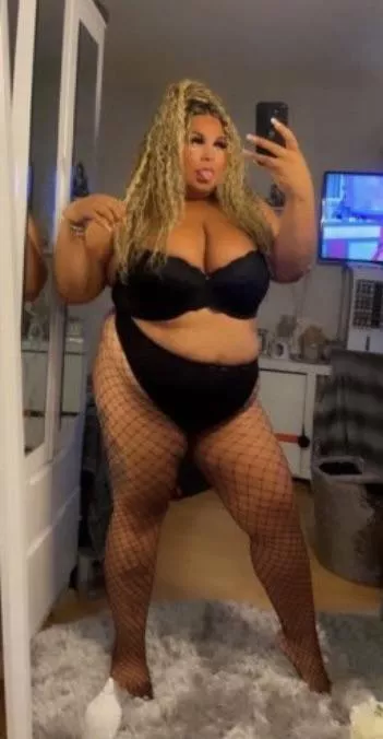 All that thickness 😉🤤🖤 posted by Neicy_xo