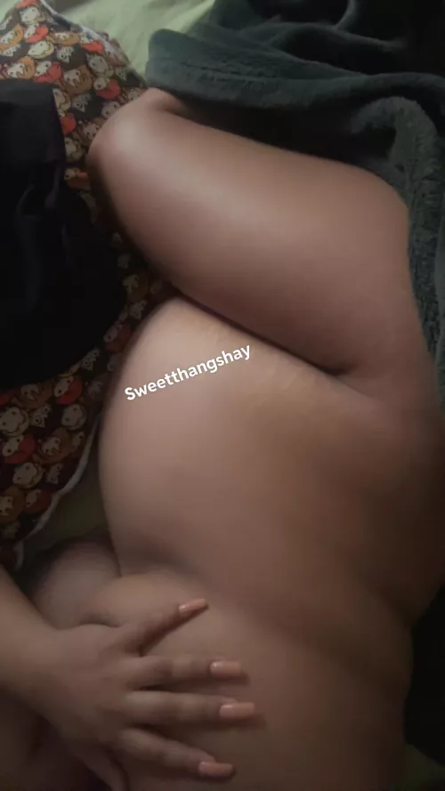 Bump in bed selfie 🤰🏽😋 by sweetthangshay