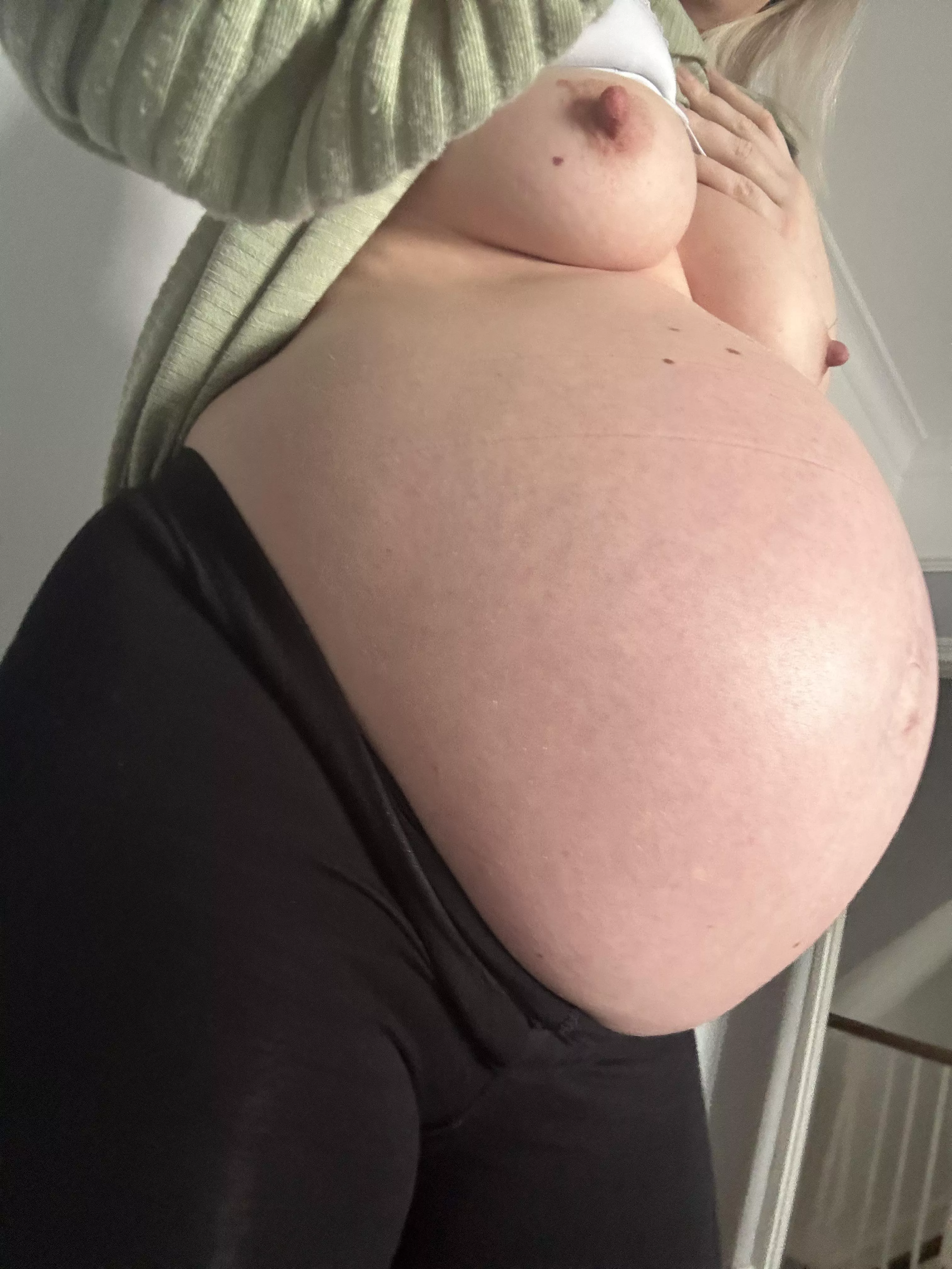 Can mommy get any bigger with her pregnant belly posted by laurarosevip
