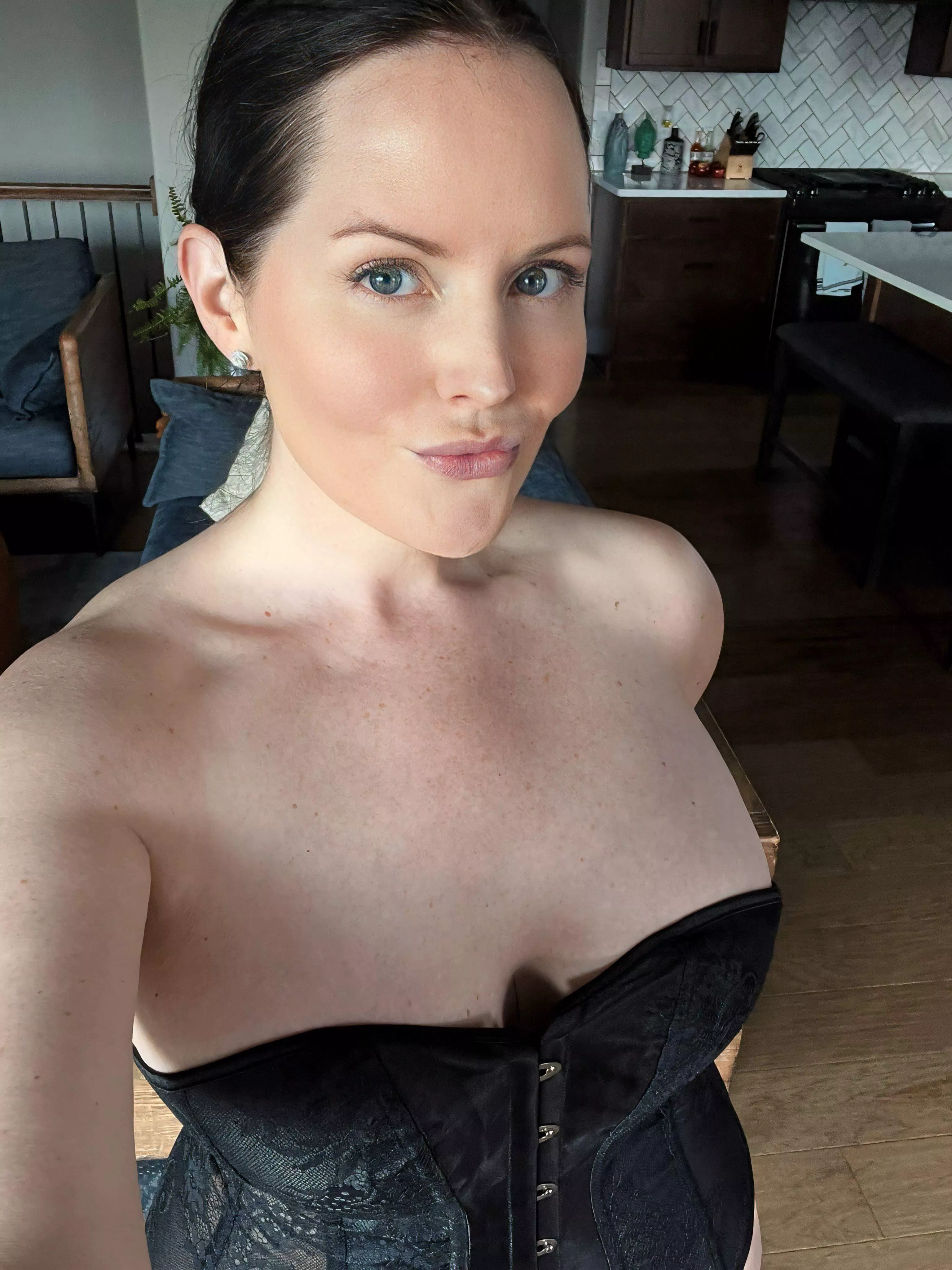 Home alone. What shall I do…an ideas. 39F  posted by katesdirtyxoxo