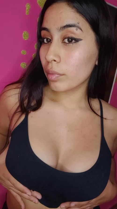 I bet you want to see my breasts sweat😏 by Brittany-rosse