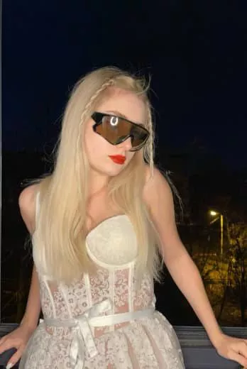 I love men that love petite girls! posted by irenicPropenal73