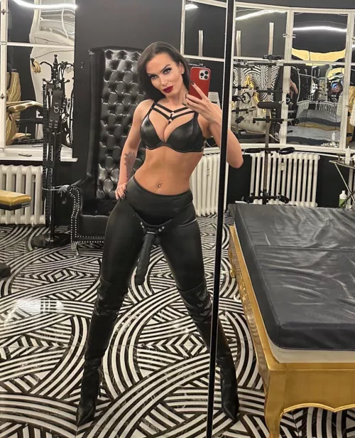 I will count 1-5 make sure you'll be here kneeling down Me before I reached number 5 by mrs_utraviolence