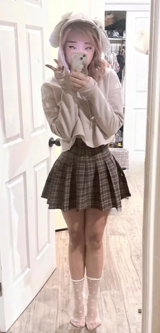 schoolskirts look to good short posted by Avocado-Winter