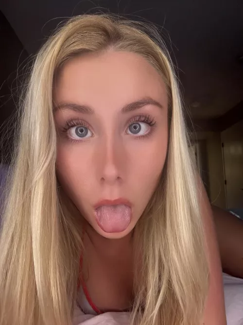 Showing off my cute lil face, do you have the urge to face fuck me? by mercyogu